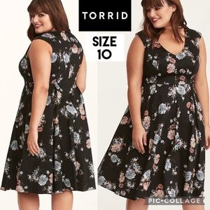 Torrid Womens Dress Black Floral Fit & Flare V-neck Knee Length Stretch Size 10